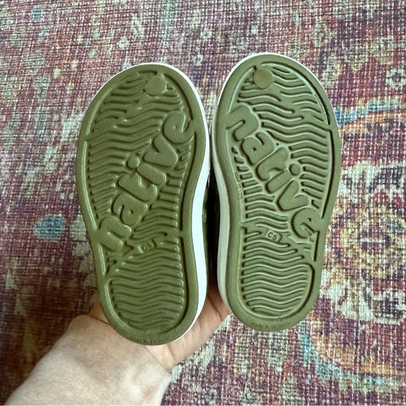 Native C5 Olive Green Kids Shoes with White Soles - Picture 3 of 5